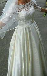 Атласное свадебное платье с кружевным болеро