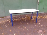 Столы на металлическом каркасе и металлических ногах