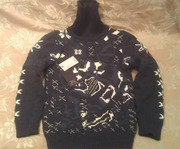 Очень тёплый,  плотный свитер-гольф с лыжником и снежинками