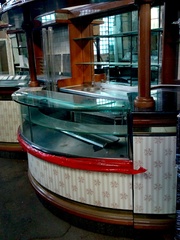 Барная стойка гранит,  дерево,  в комплекте витрины и холодильный стол