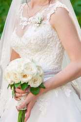 Свадебное платья с шиейфом и бантом айвори цвет