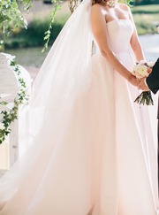 Шикарное свадебное платье в идеальном состоянии. Фото соответствуют. 