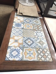 Продам бу стол деревянный с плиткой 