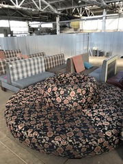 Продам бу черный полукруглый диван с рисунком цветов