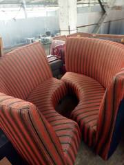 Оранжевый диван в черную полосу  радиус бу