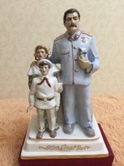 Скульптура-Счастливое детство с И.В.Сталиным, керамика, высота 40см.