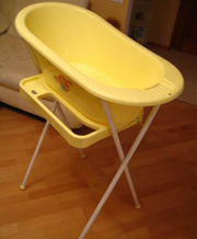 Продам ванночку с подставкой BEBE JOU желтого цвета