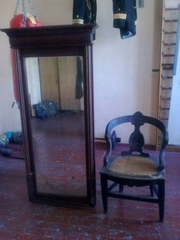 антикварное зеркало и кресло 