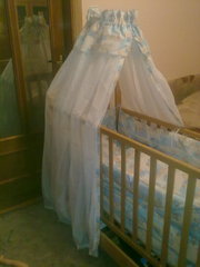 кроватка+ всё к ней+подарок комбинезон на синтопоне